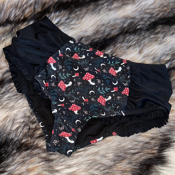 Hot Topic *NWOT* Women's Mushroom Print Cottage Core Scrunch Bikini Bottom - Picture 1 of 12